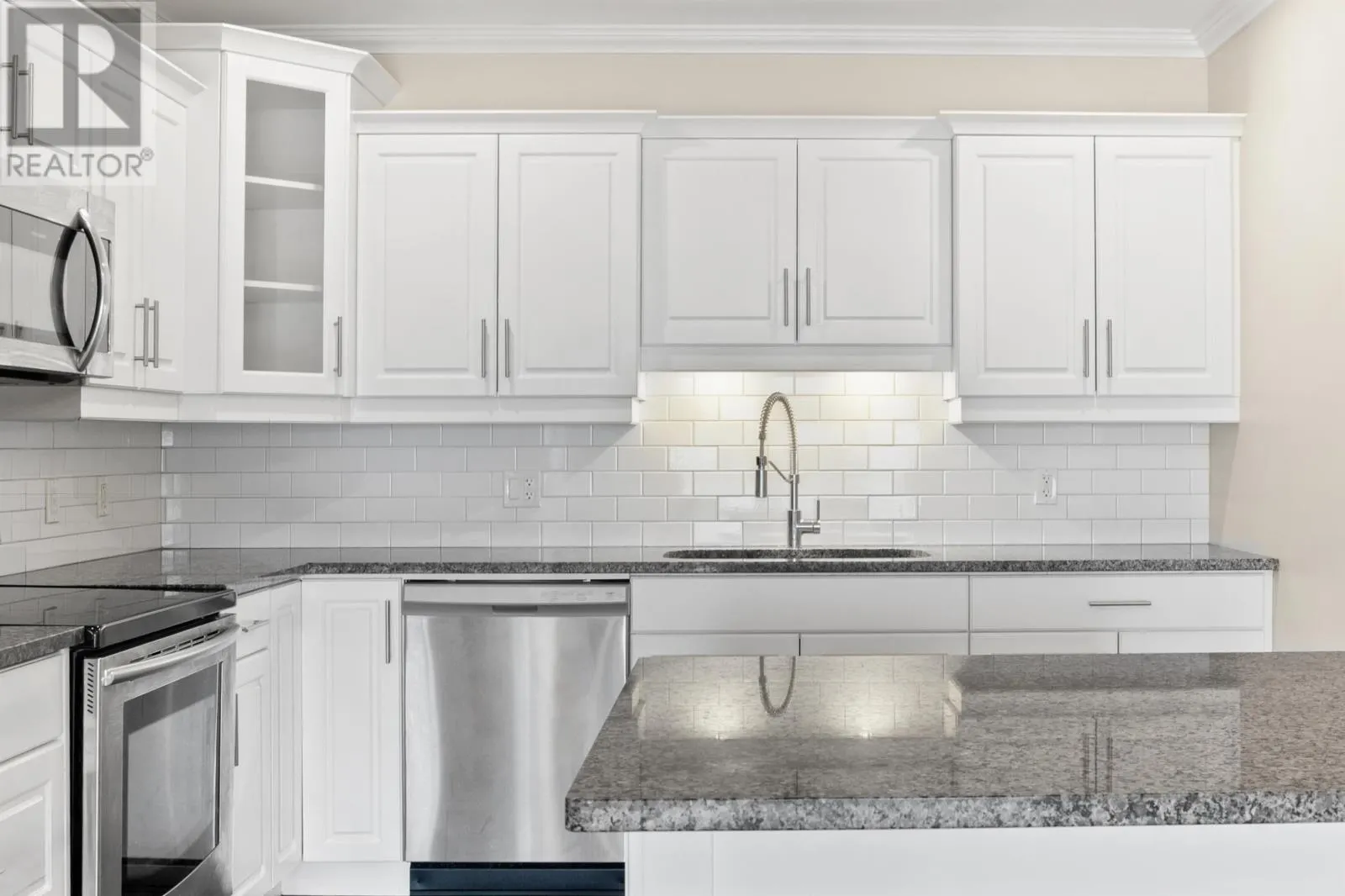 303 208 Shakespeare Drive|Hillcrest Condominiums