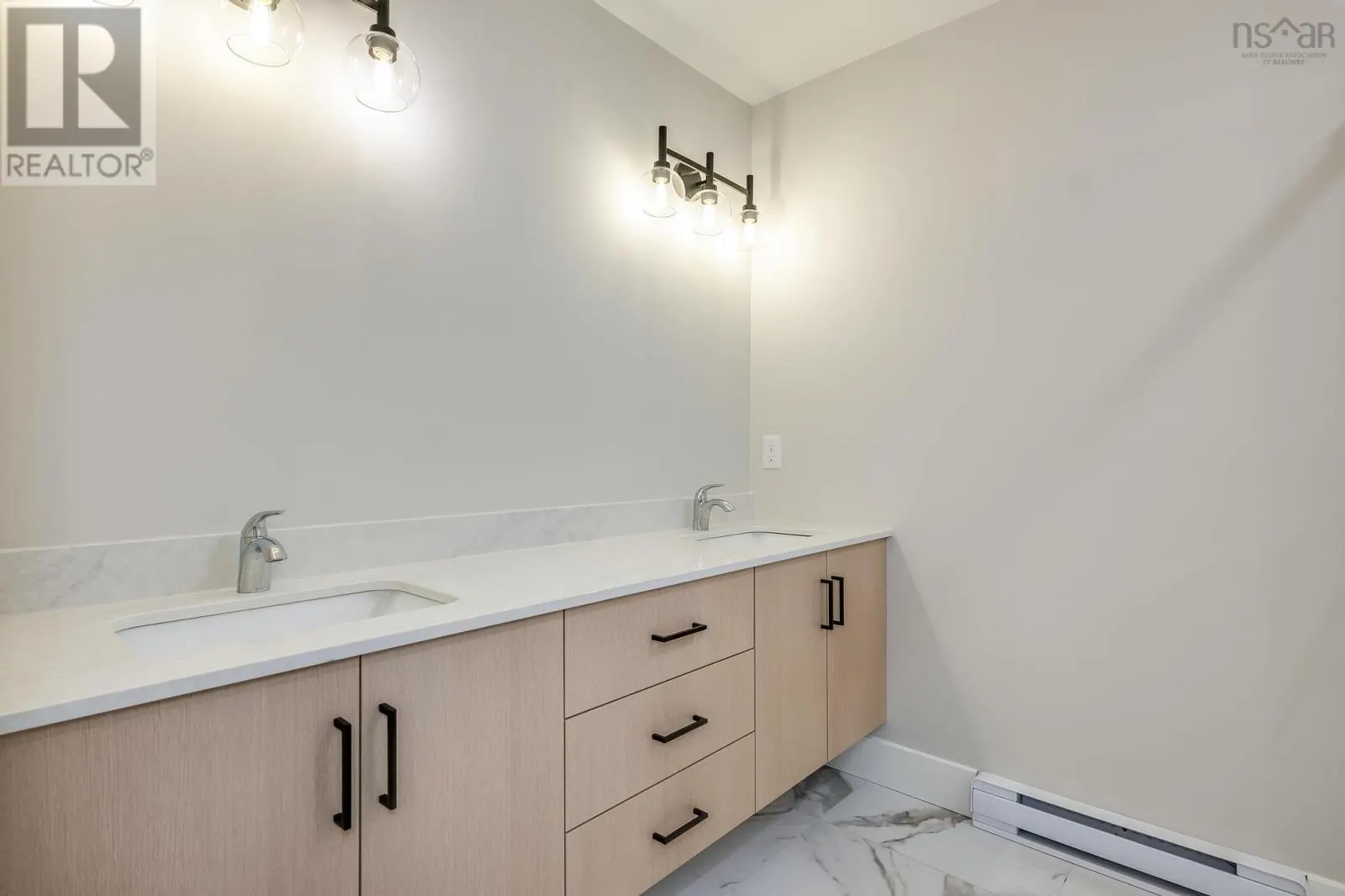 81A 189 Colonial Crescent