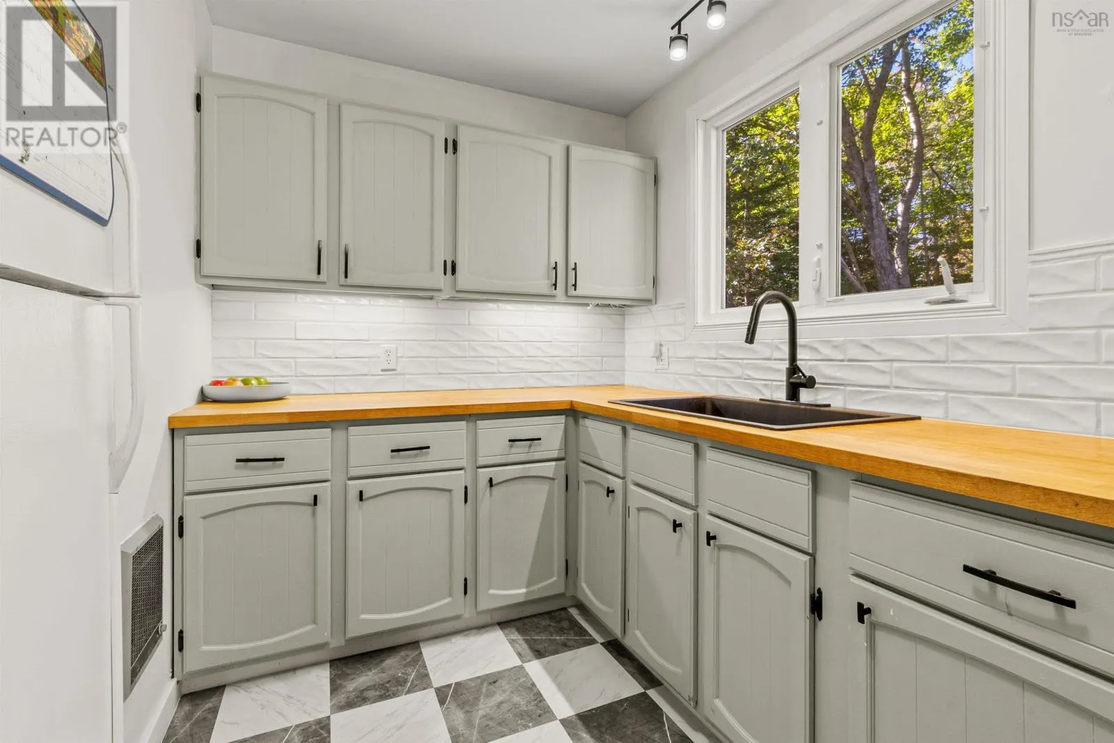 49 Pinetree Crescent
