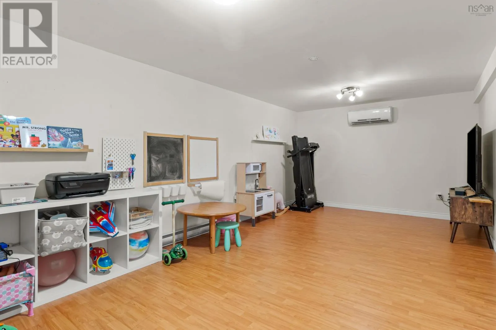 49 Pinetree Crescent