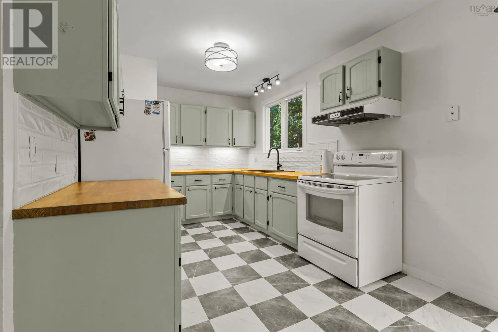 49 Pinetree Crescent
