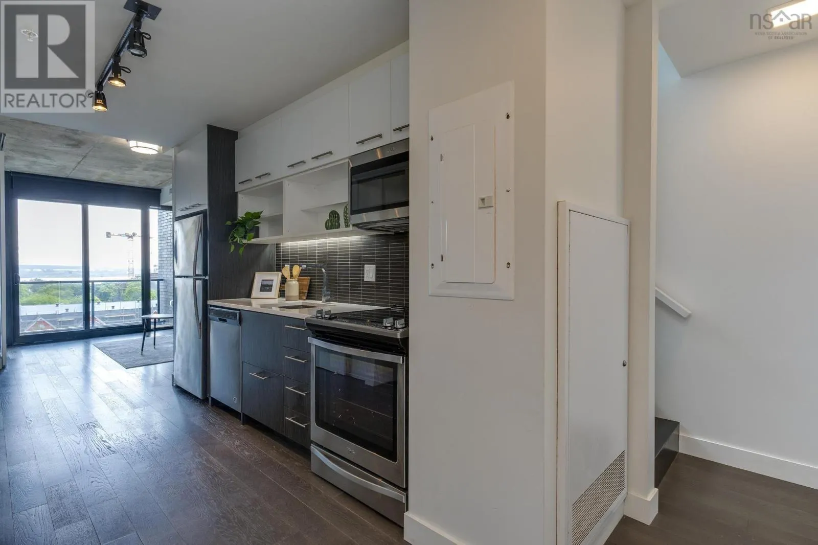 813 1048 Wellington Street