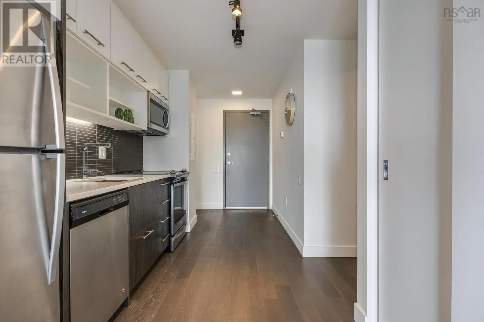 813 1048 Wellington Street