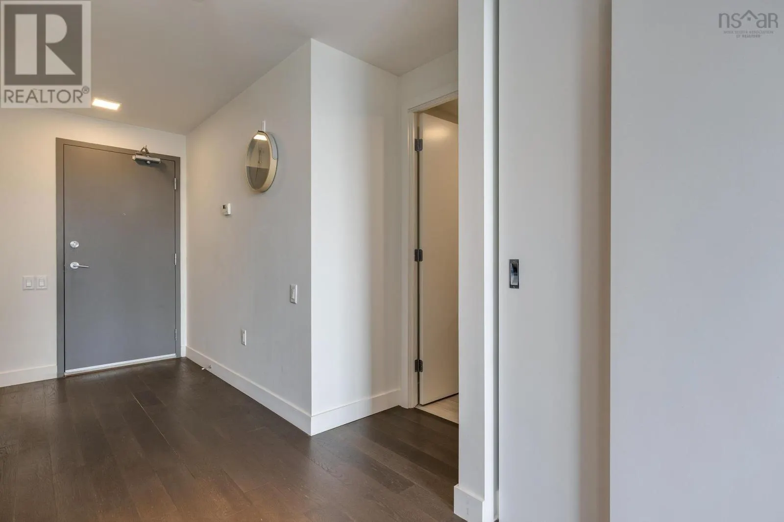 813 1048 Wellington Street