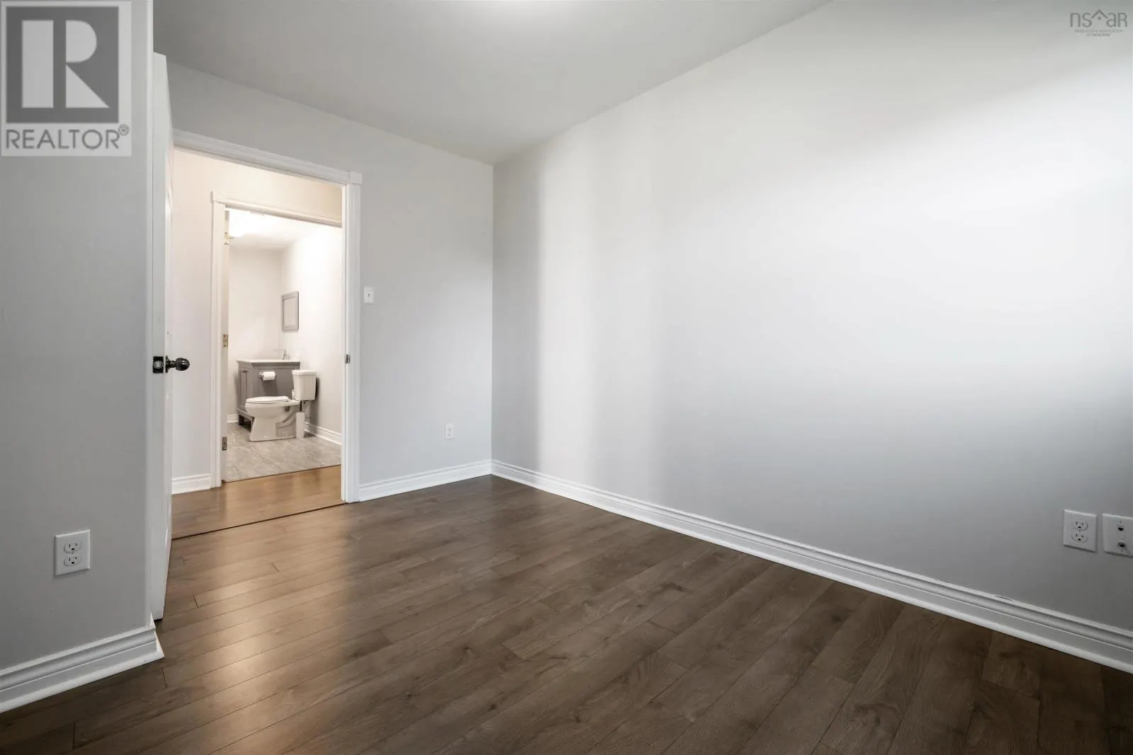 4/6 Elroy Lane