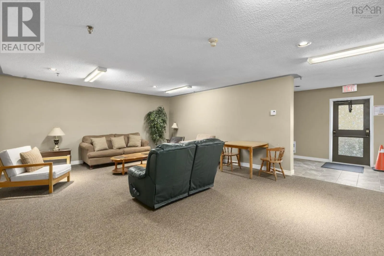 404 15 Langbrae Drive