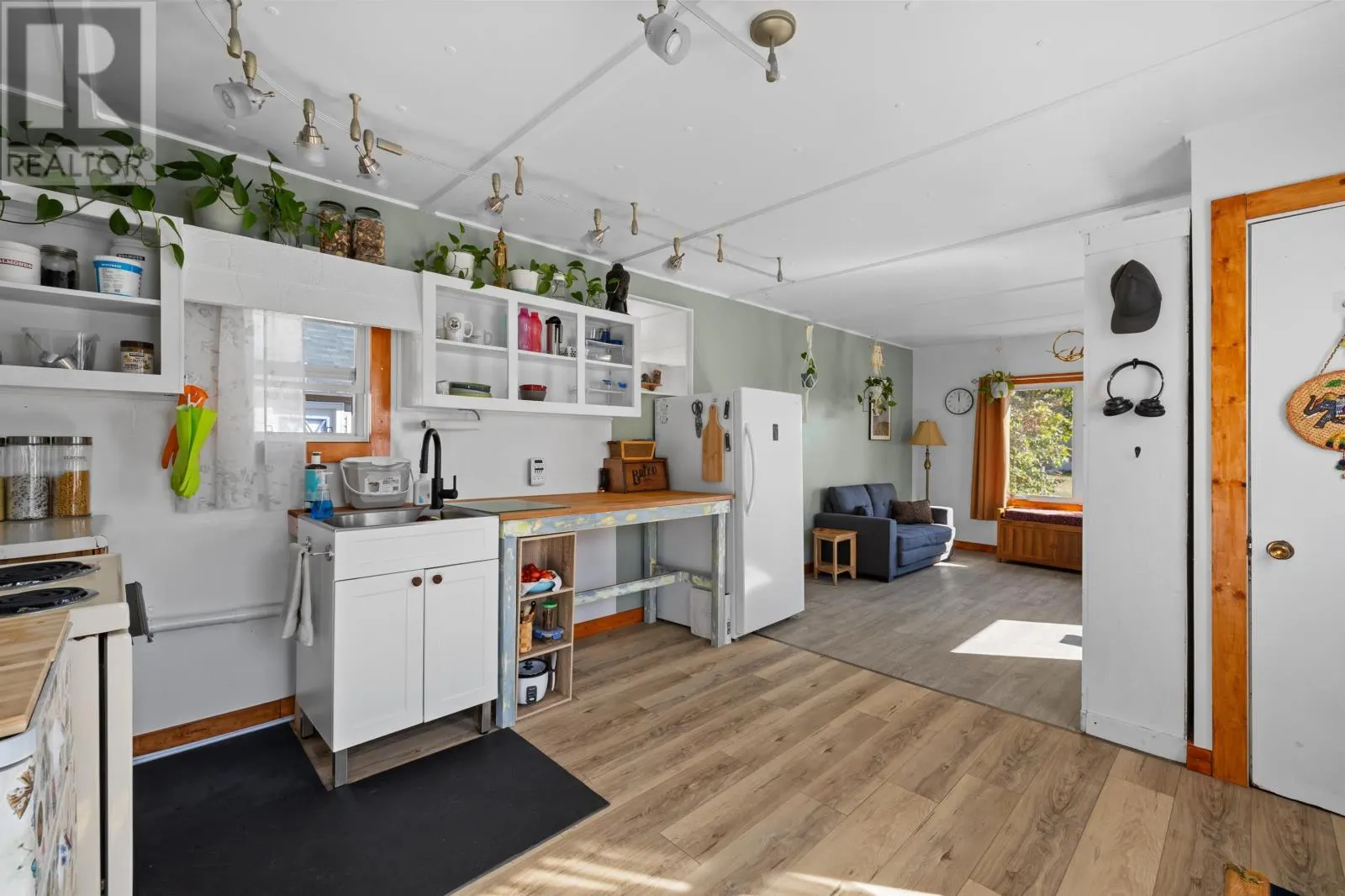 34 linkletter Estates