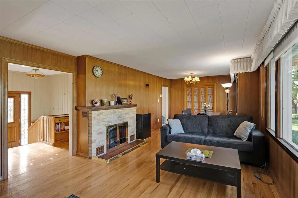 3293 Henderson Highway