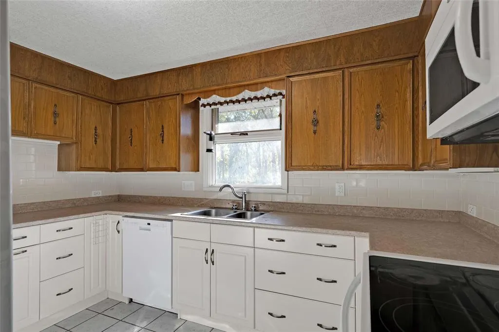 3293 Henderson Highway