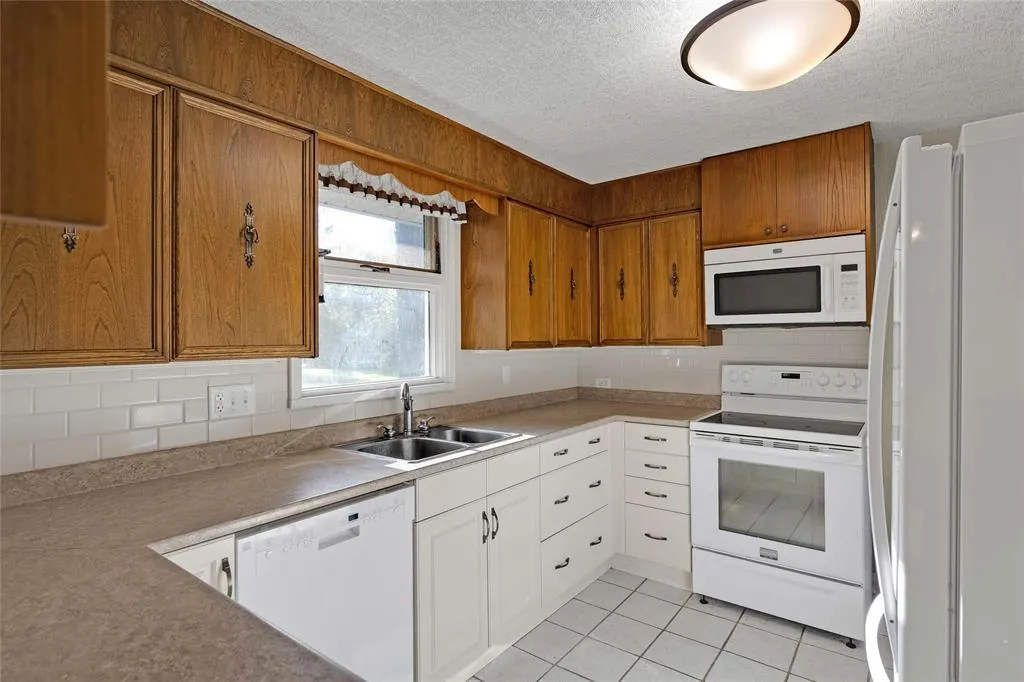 3293 Henderson Highway