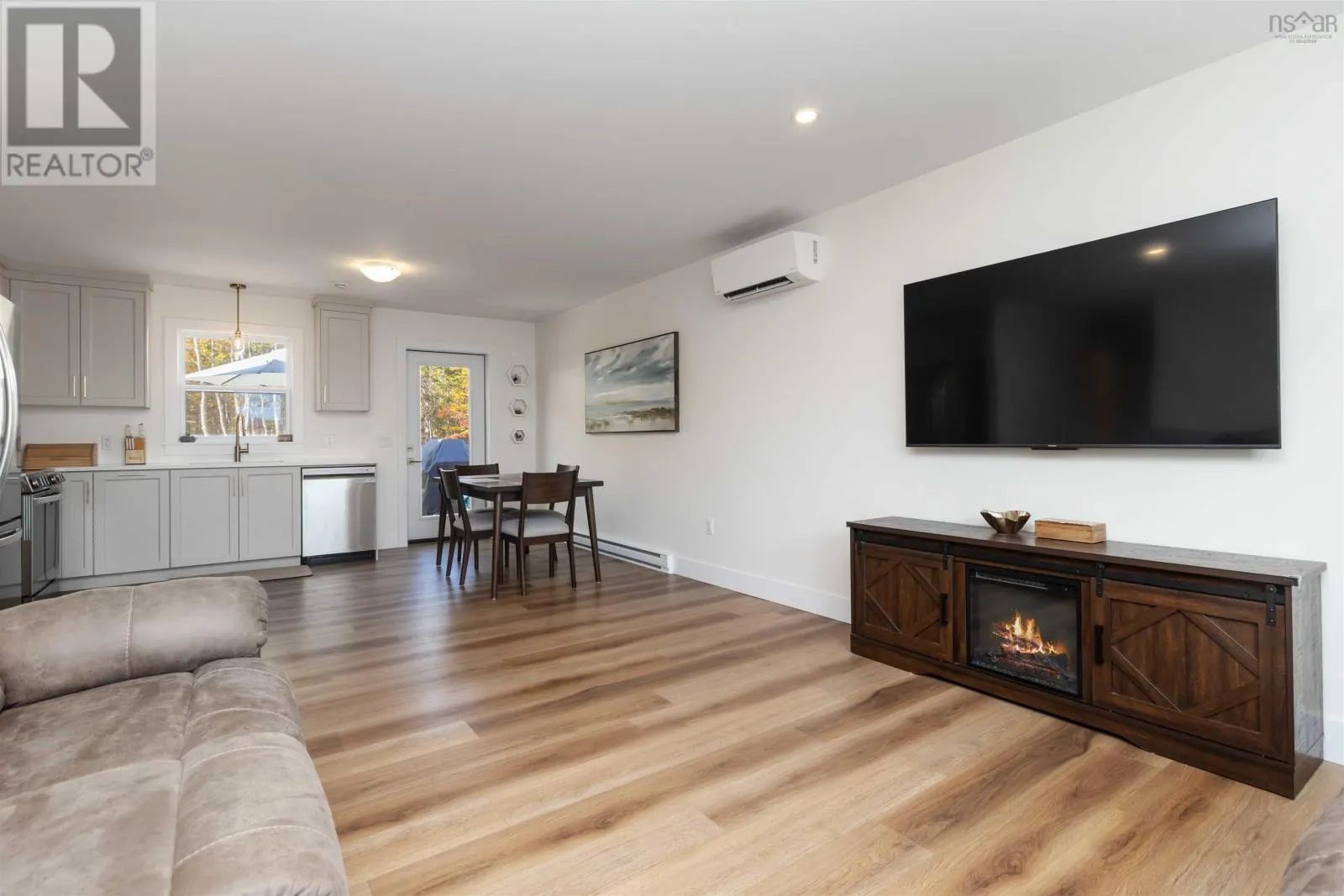 352 East Uniacke Road