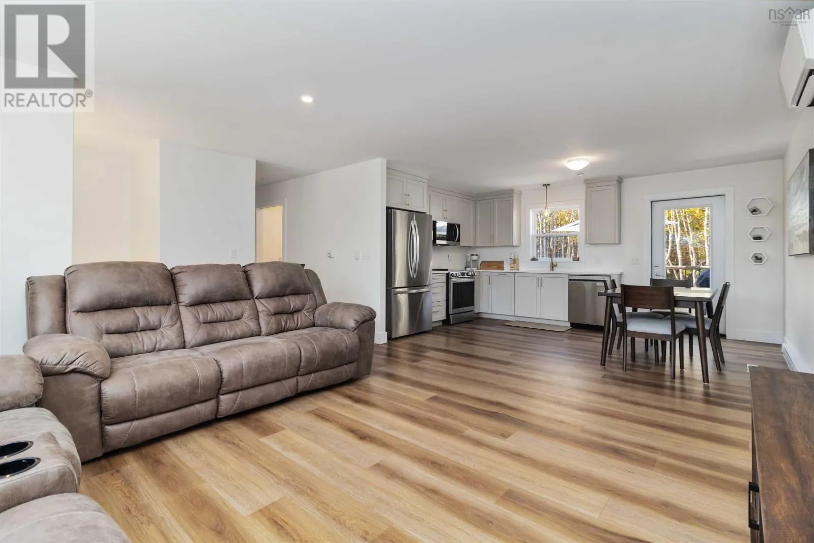 352 East Uniacke Road