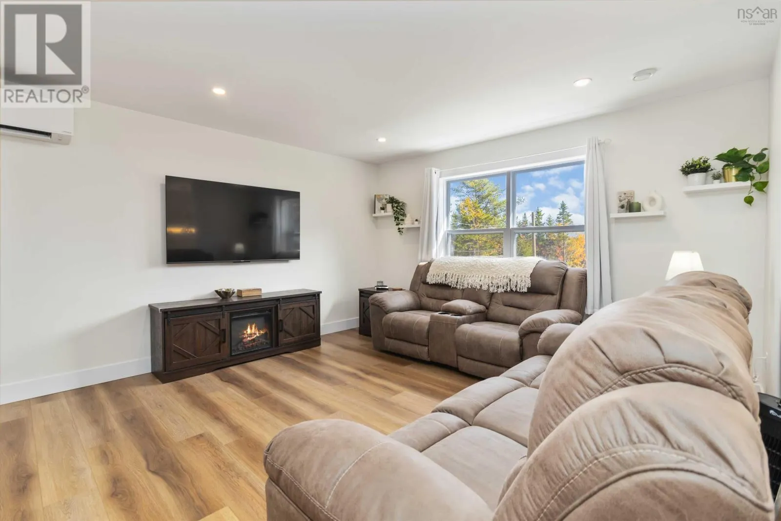 352 East Uniacke Road