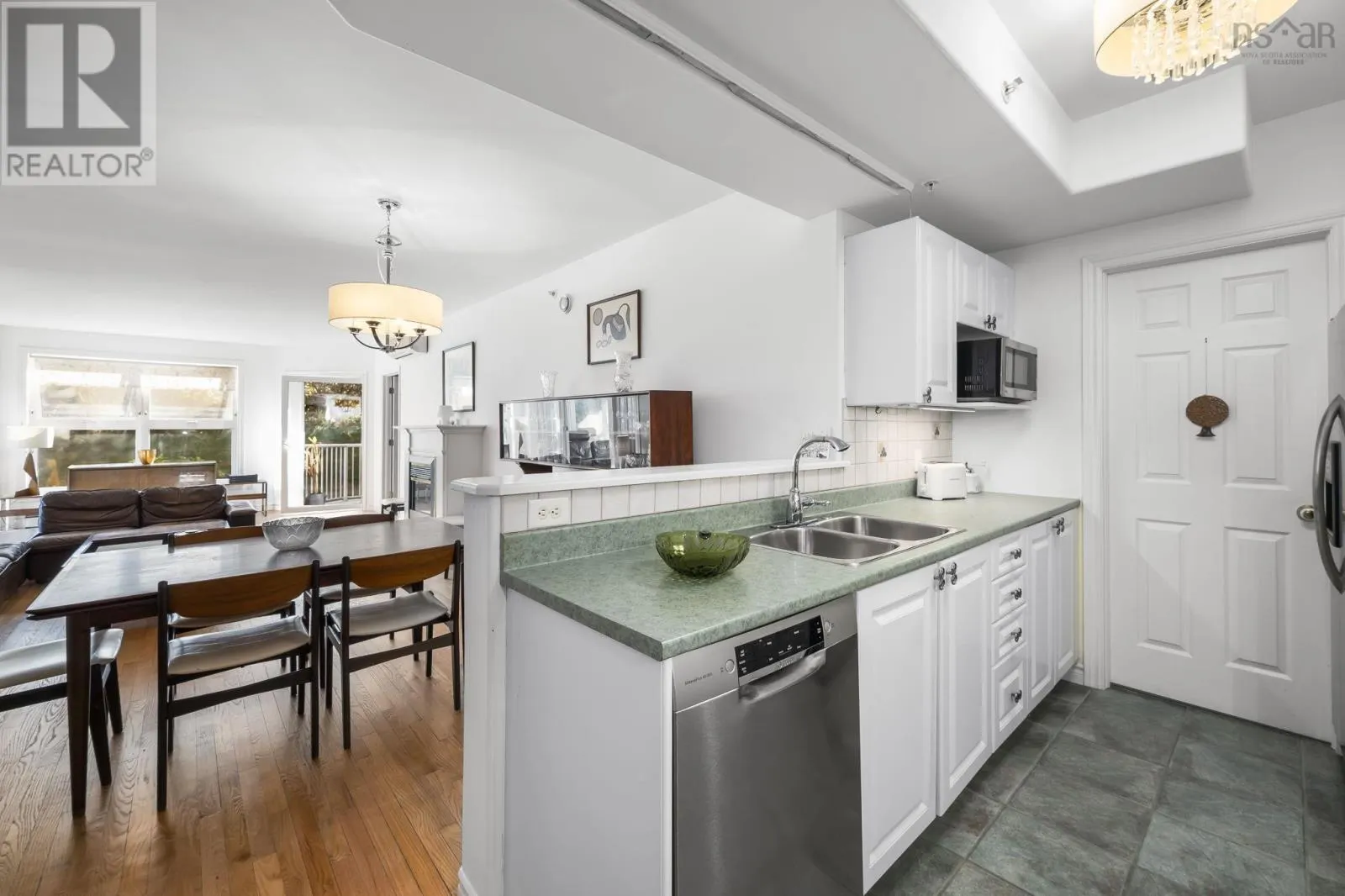 106 99 Waterfront Drive