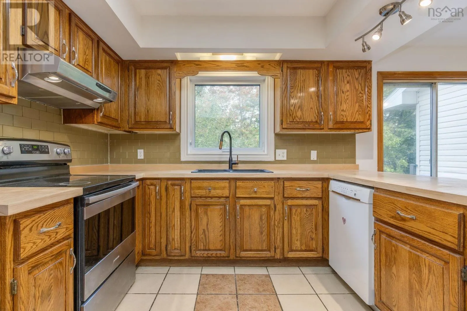 6 Amberwood Court