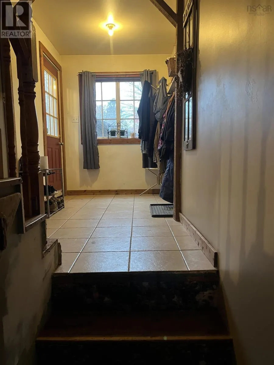 1496 Hampton Mountain Road