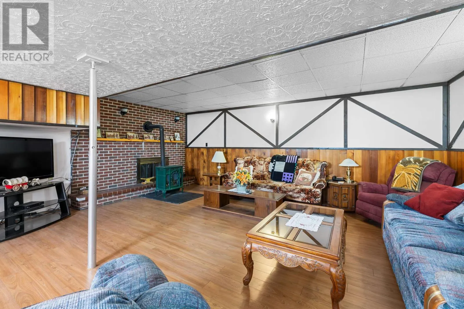 2389 Mackinnion Point Road
