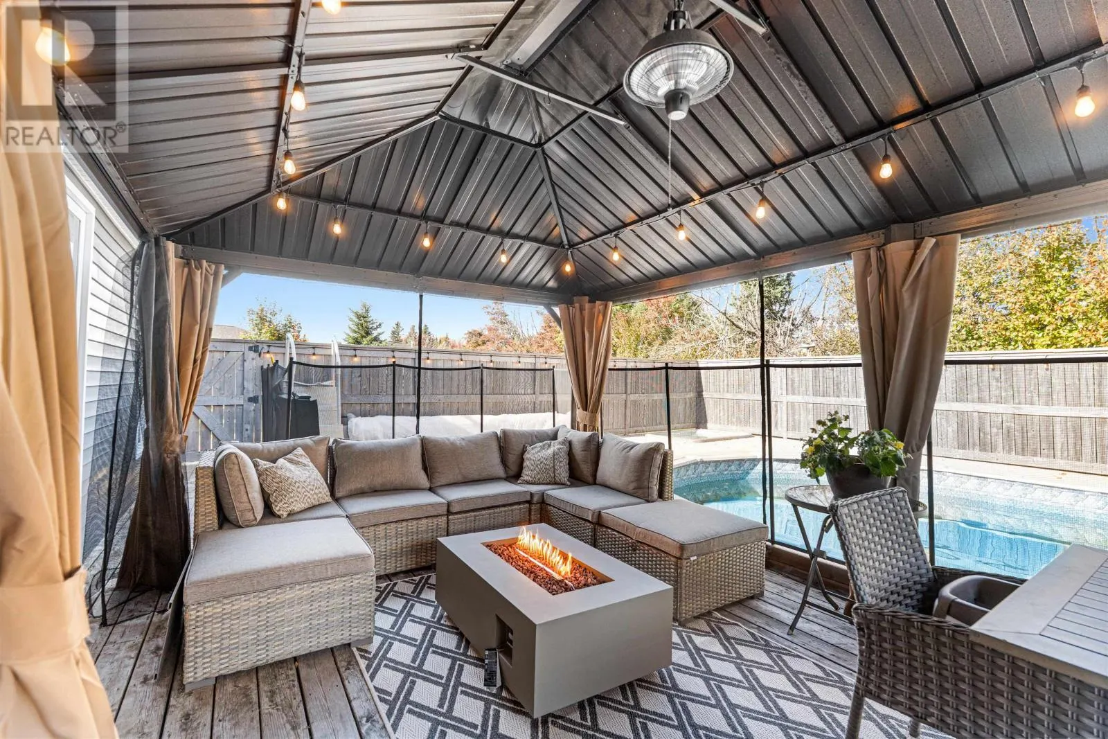 15 Parricus Mead Drive