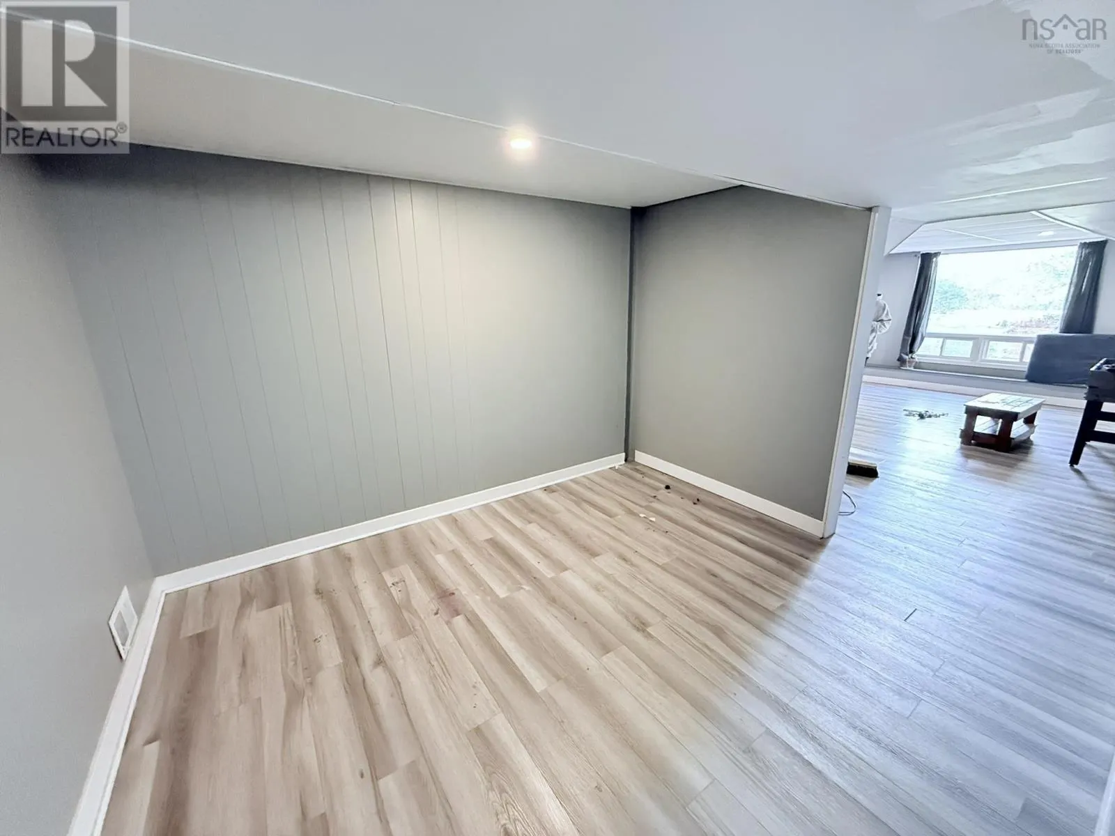 84 ROOSEVELT Avenue
