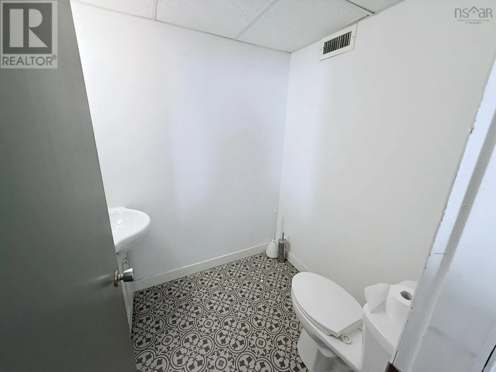 84 ROOSEVELT Avenue