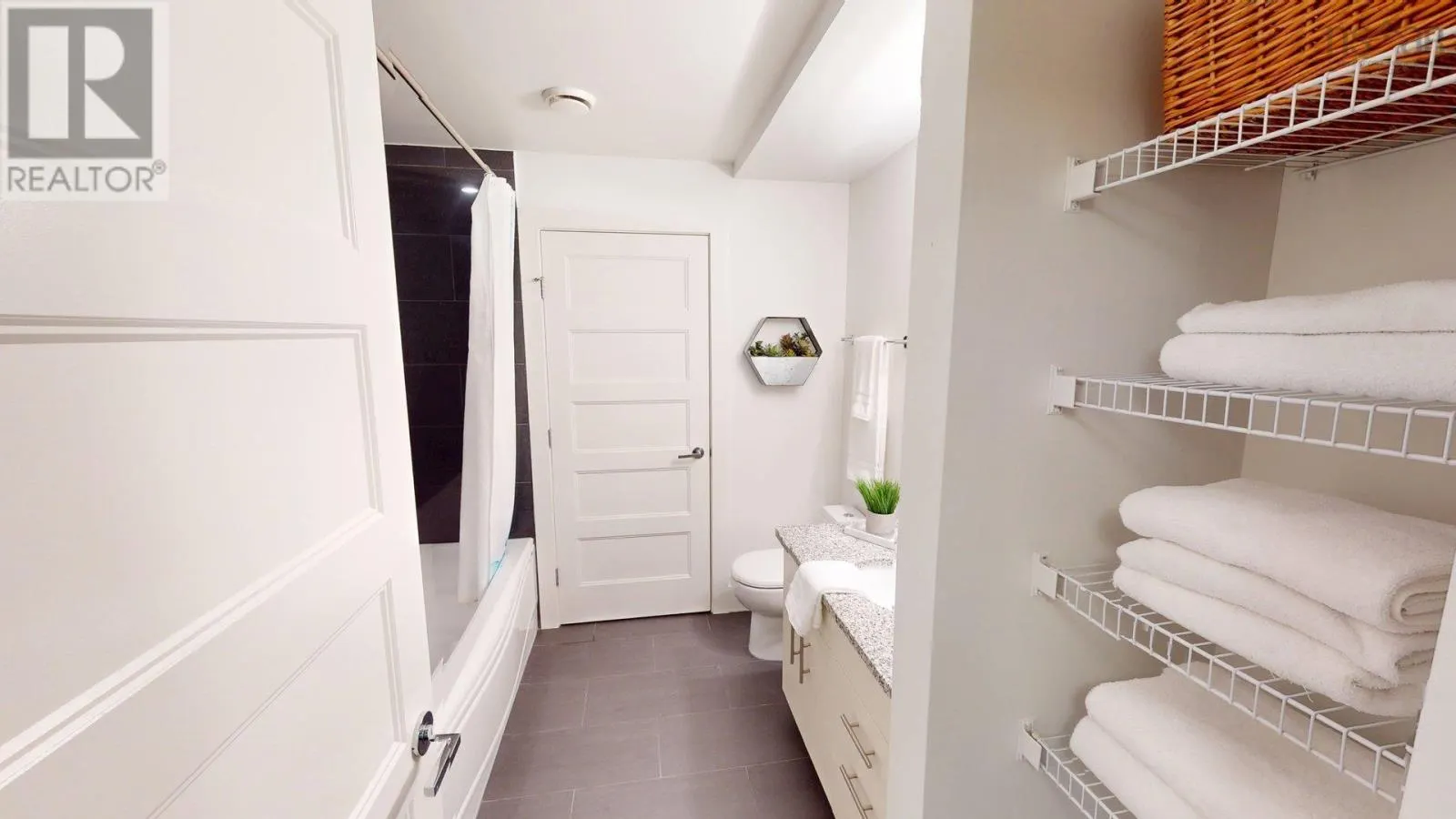 504 15 Kings Wharf Place