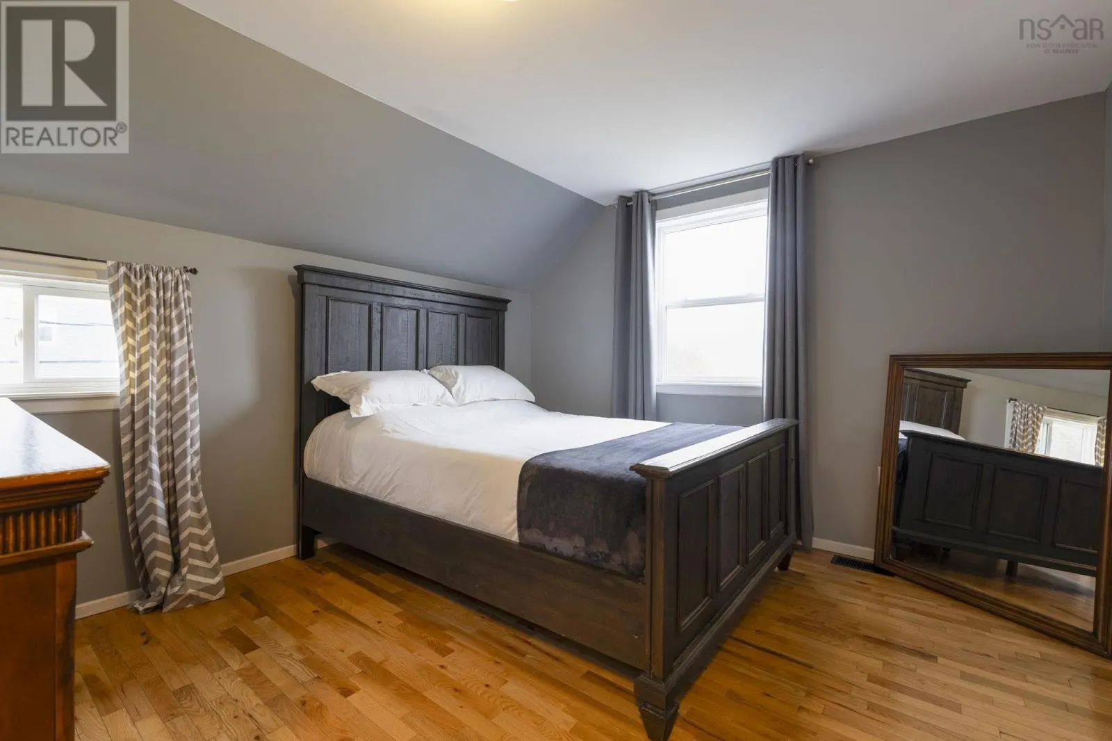 4730 East River East Side Road