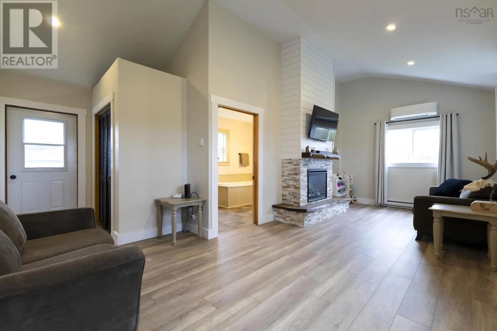 4730 East River East Side Road
