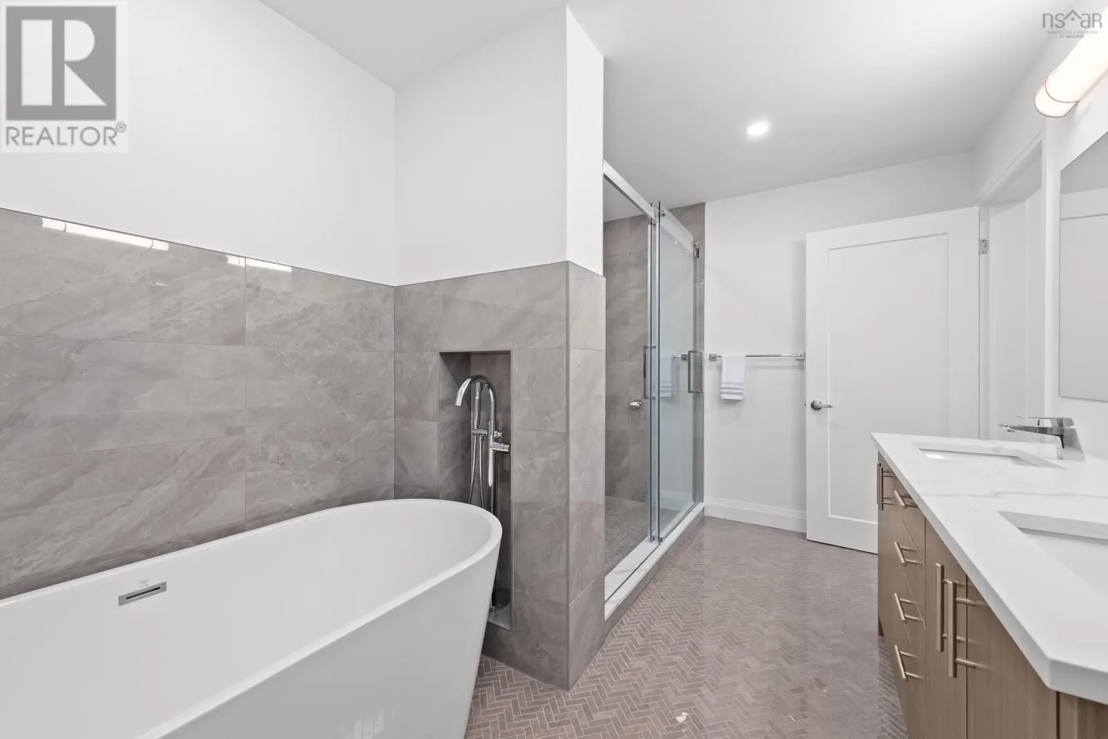 1703 72 Seapoint Road
