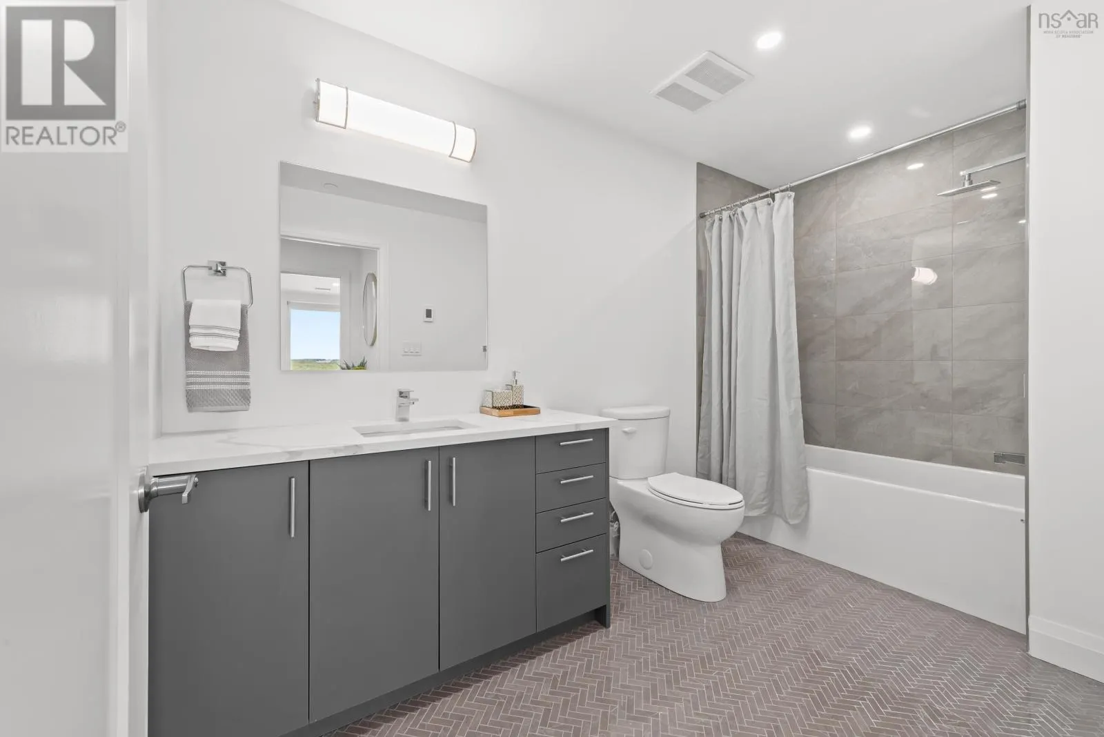 1703 72 Seapoint Road