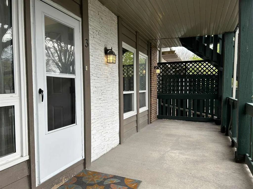 3 231 Kinver Avenue