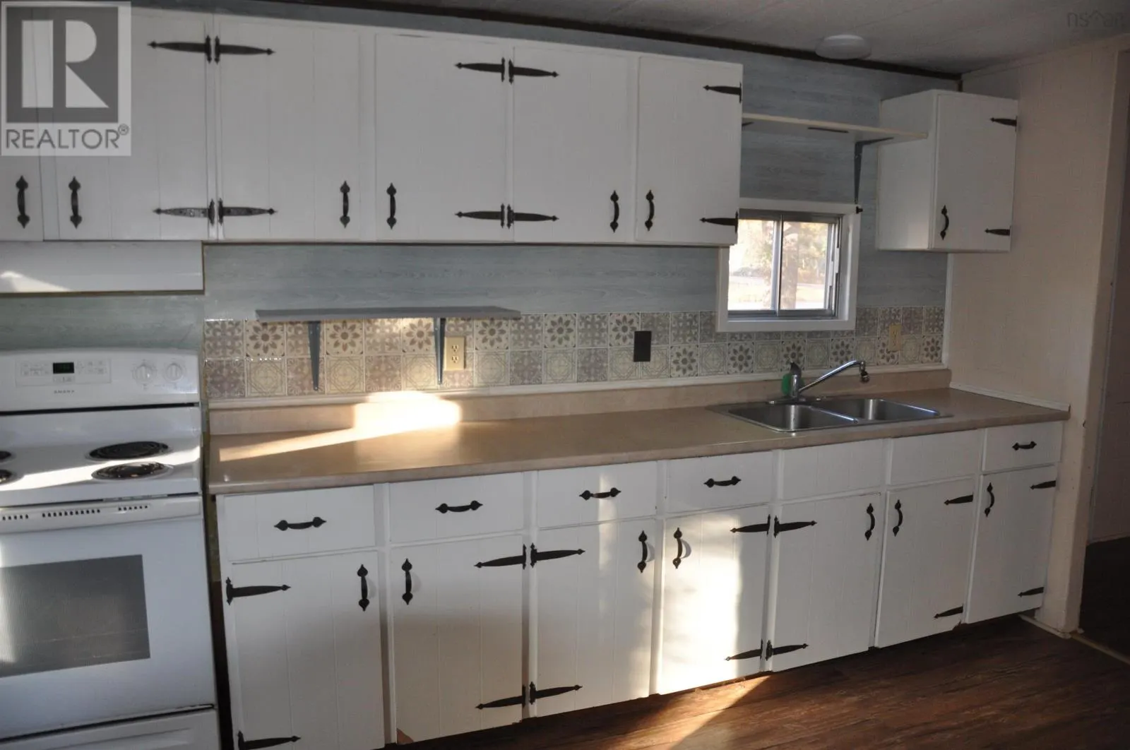 506 Bluenose Avenue S