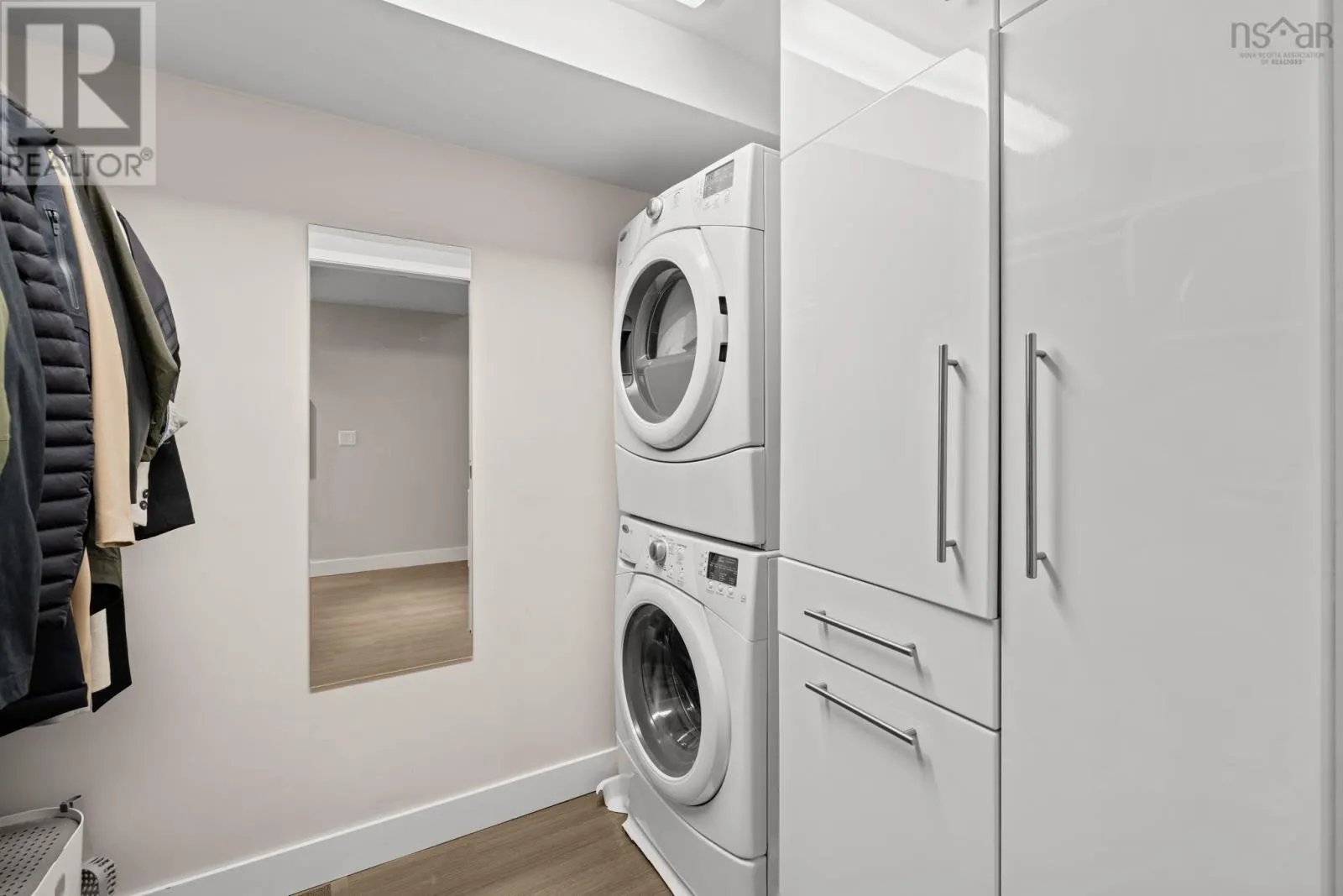 307 5662 Roberts Street