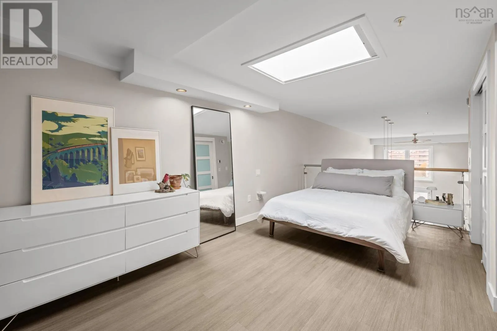 307 5662 Roberts Street