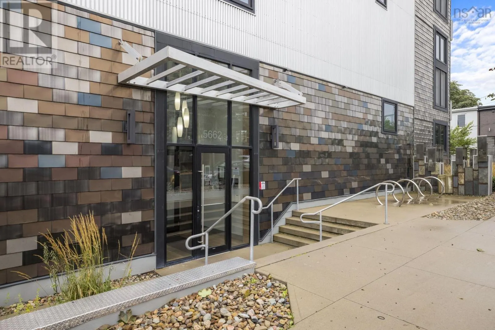 307 5662 Roberts Street