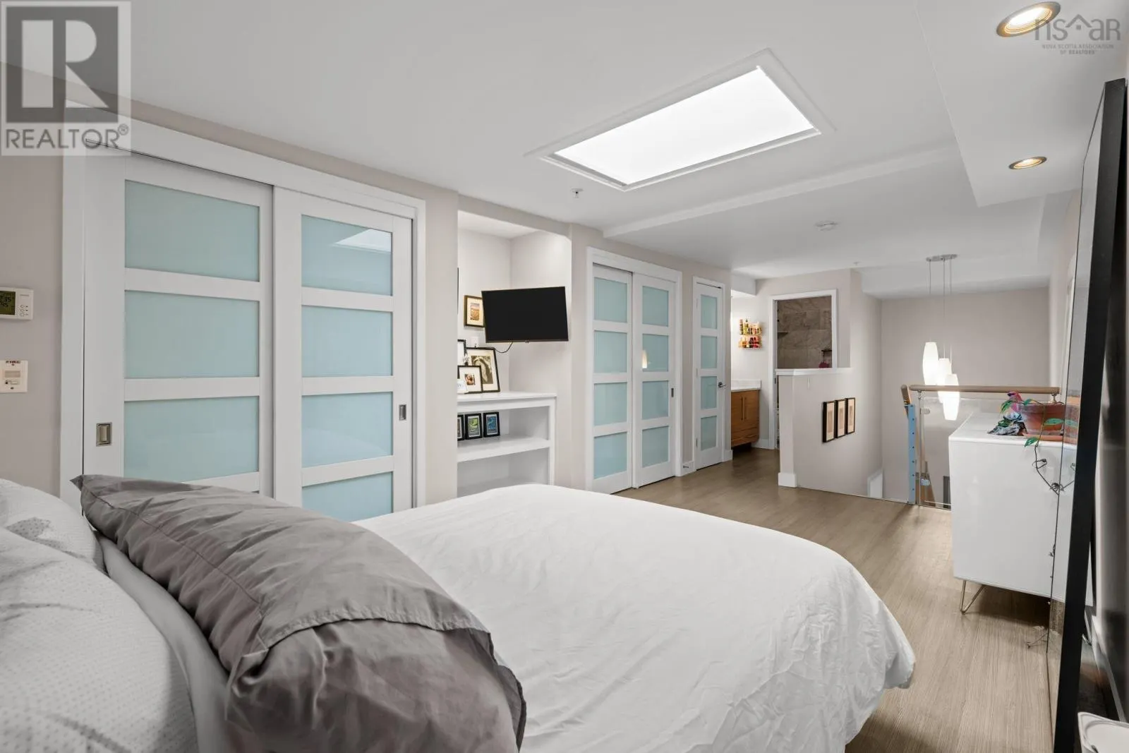 307 5662 Roberts Street