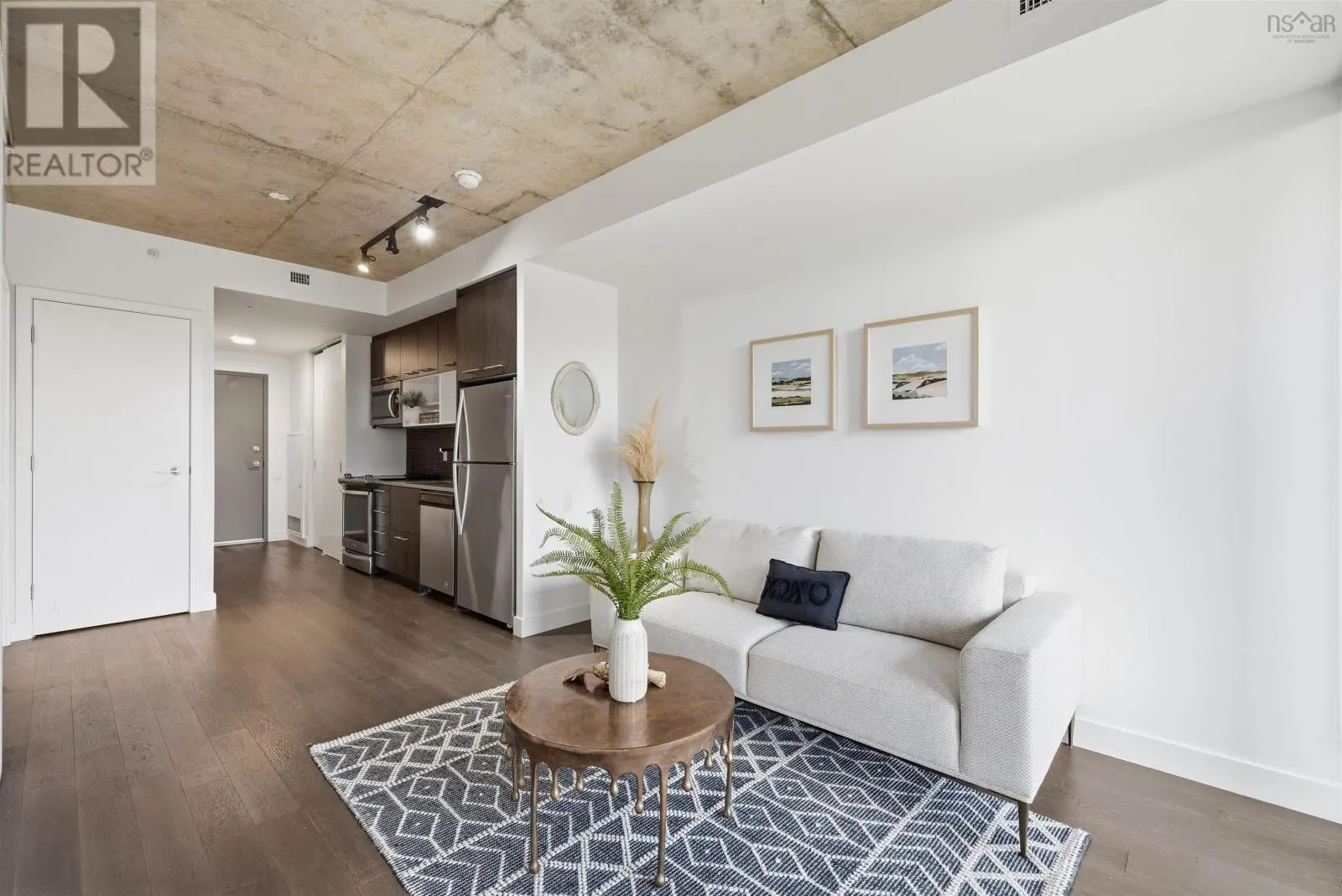 602 1048 Wellington Street