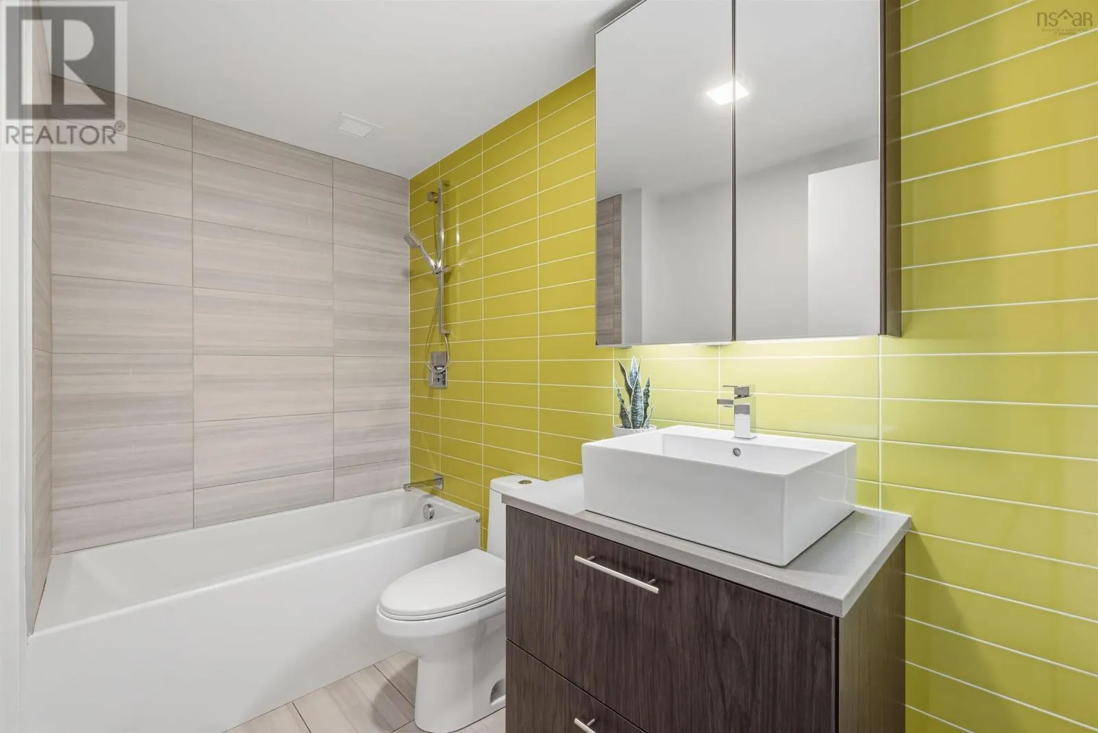 602 1048 Wellington Street