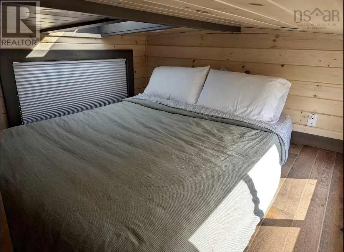 1543 West Lake Ainslie