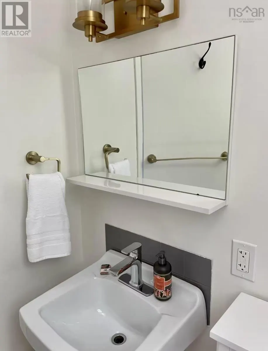 1543 West Lake Ainslie