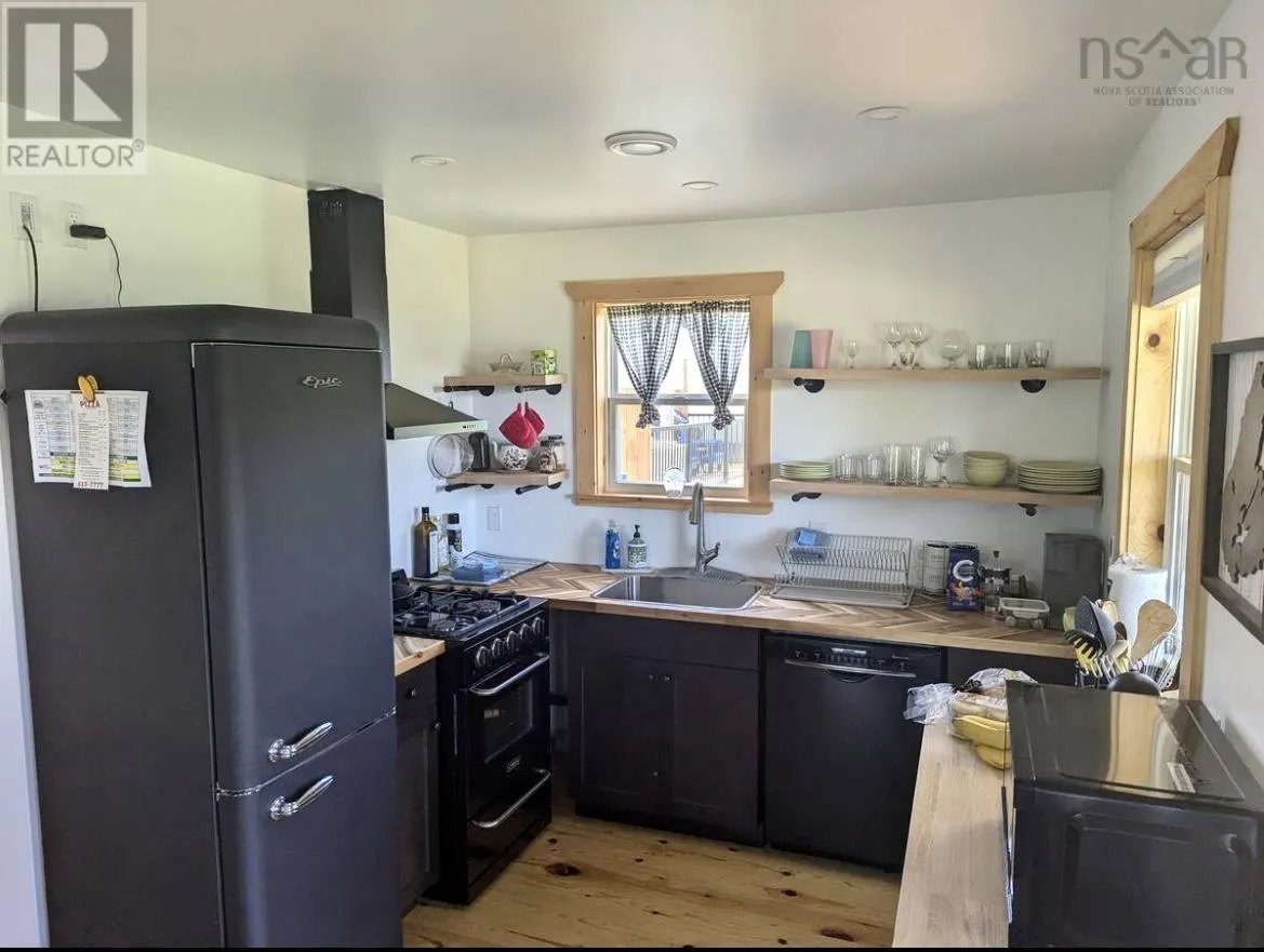 1543 West Lake Ainslie