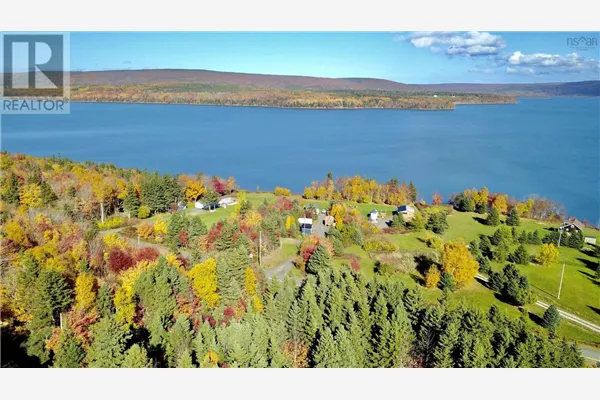 1543 West Lake Ainslie