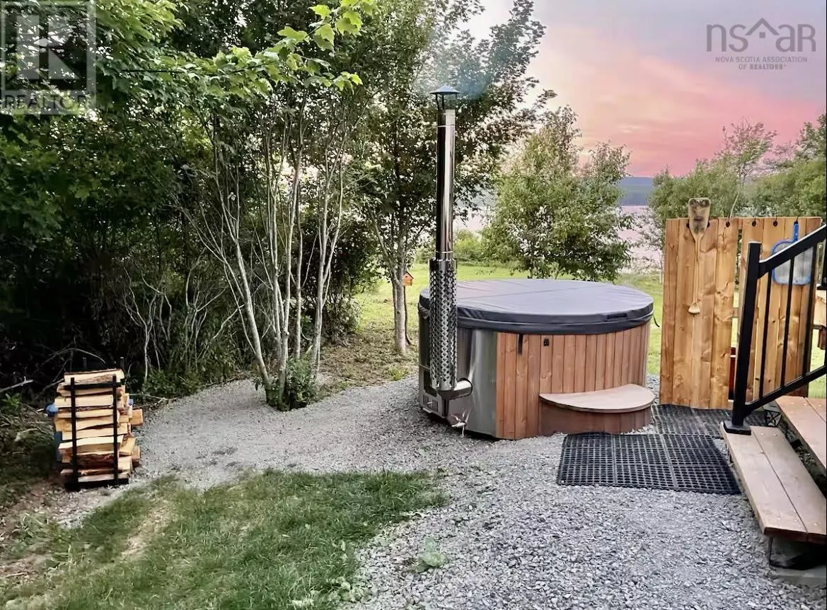 1543 West Lake Ainslie