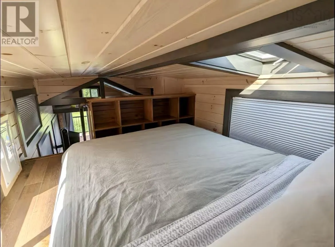 1543 West Lake Ainslie