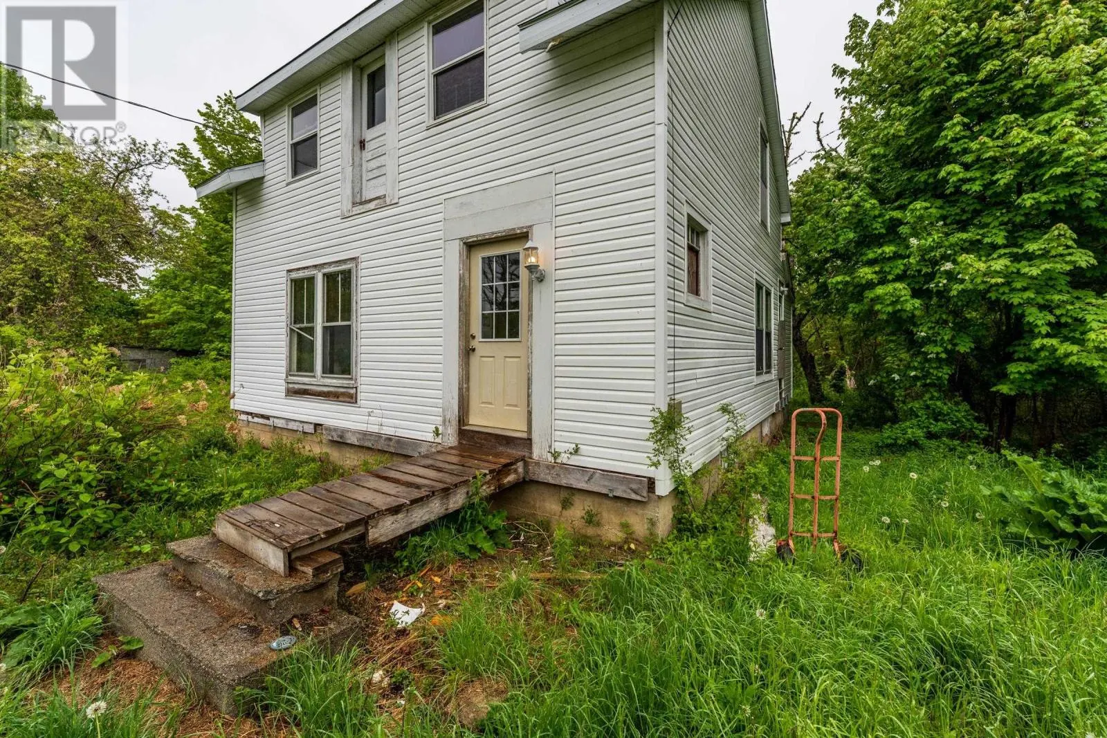 9596 Highway 8