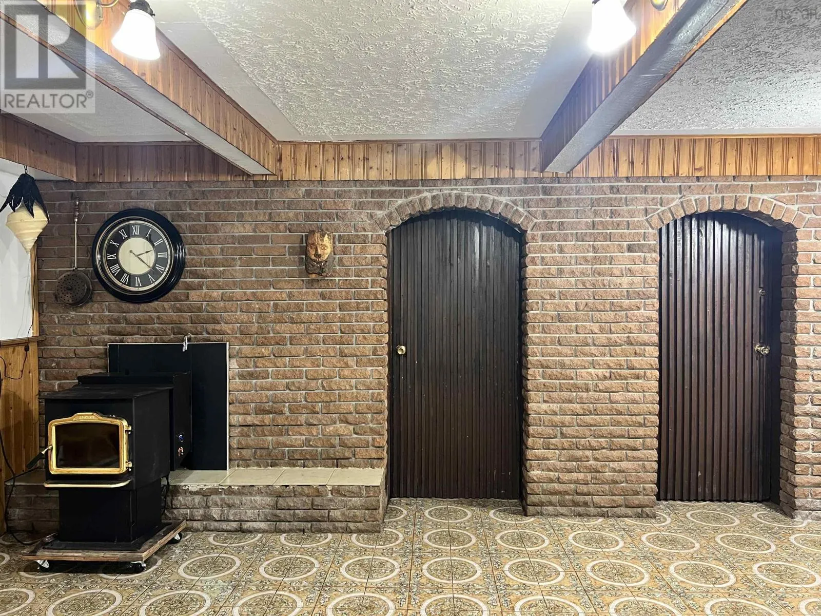 6 RAYMOND Drive