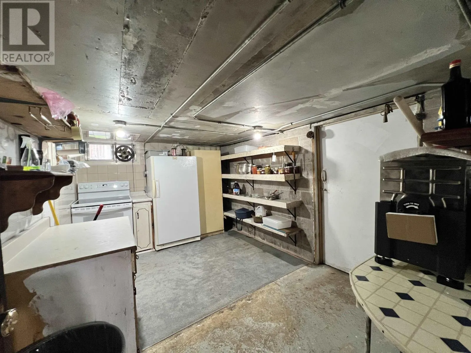 6 RAYMOND Drive