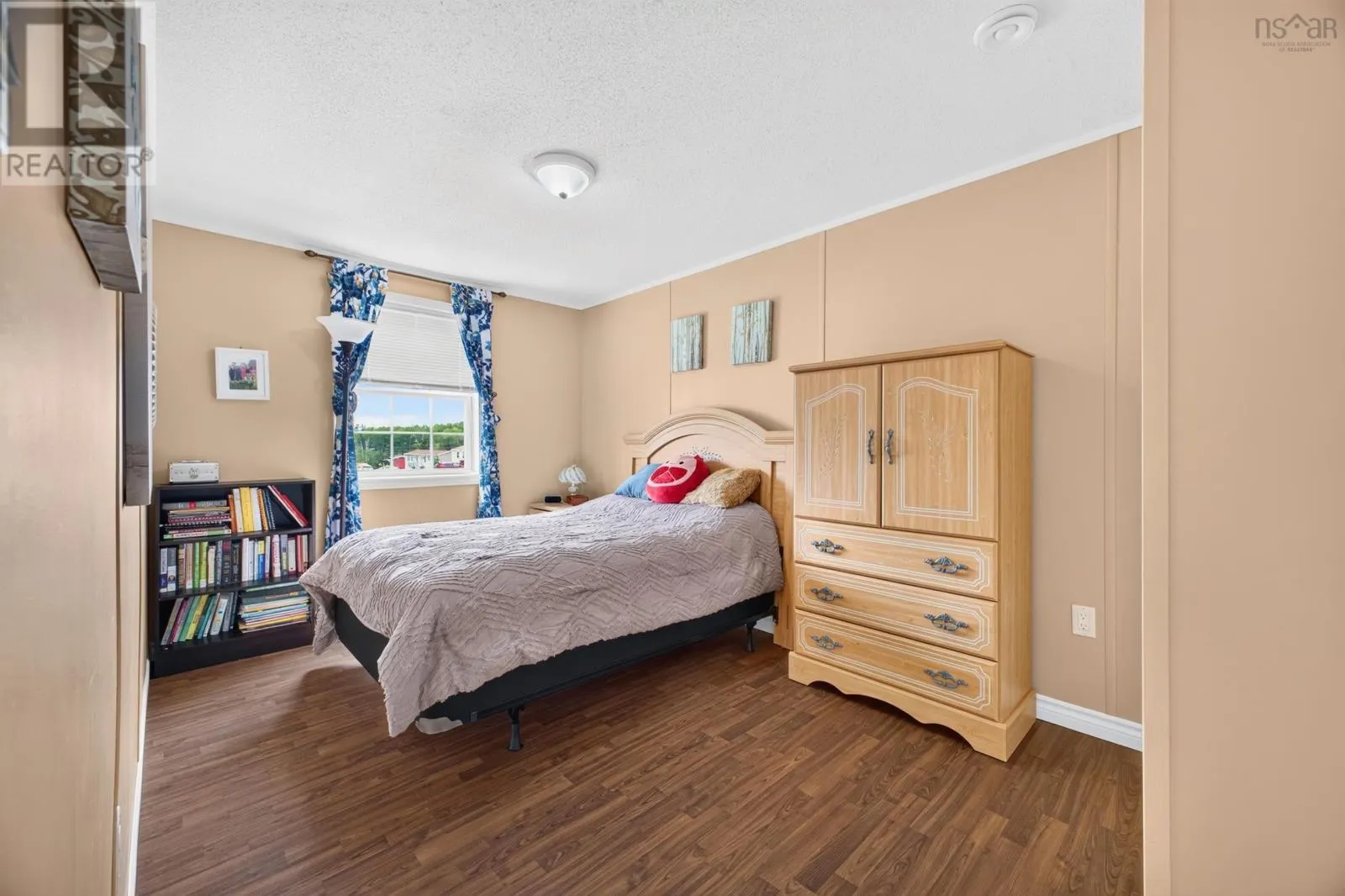 1047 GLEN FOREST Drive