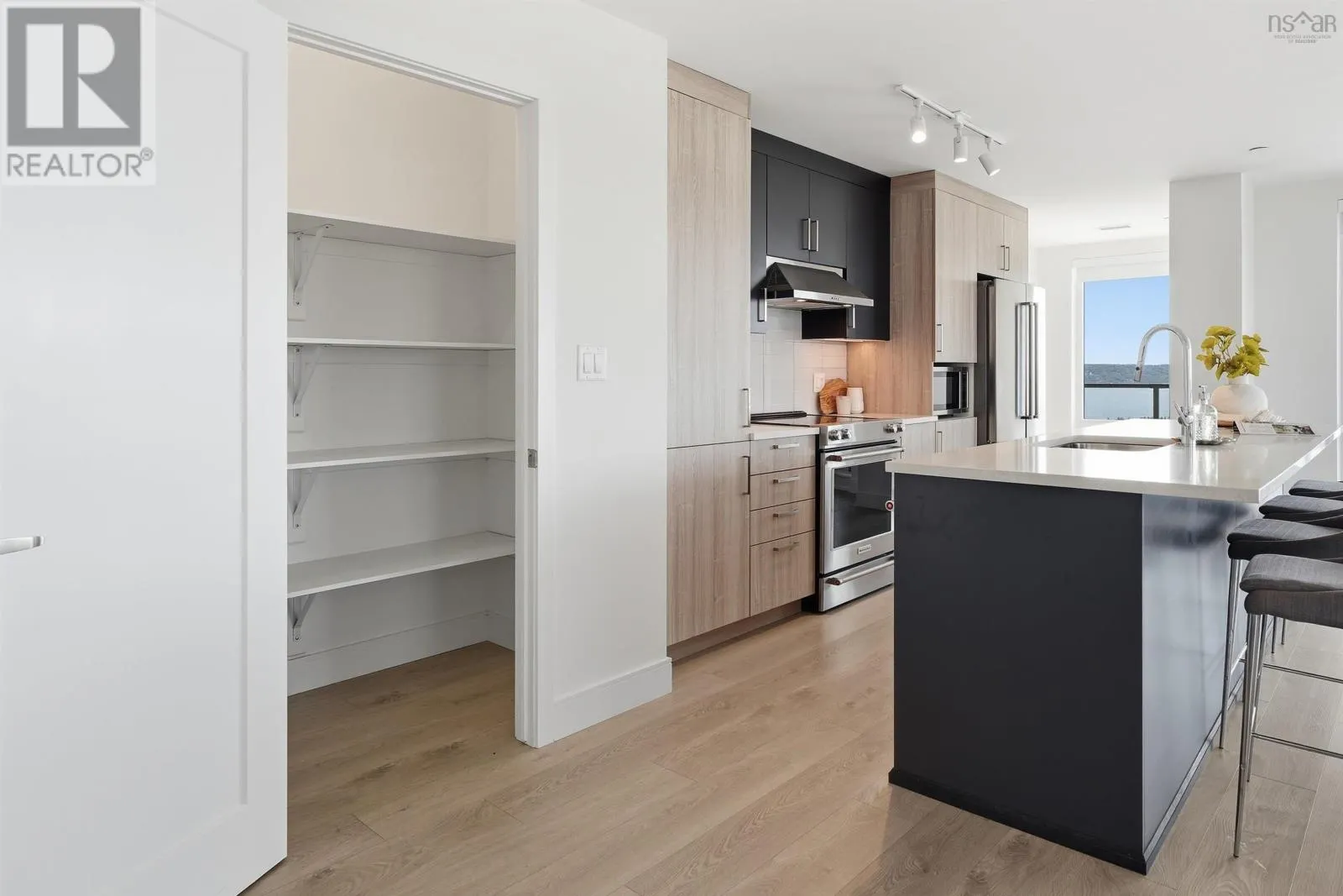 1602 72 Seapoint Road