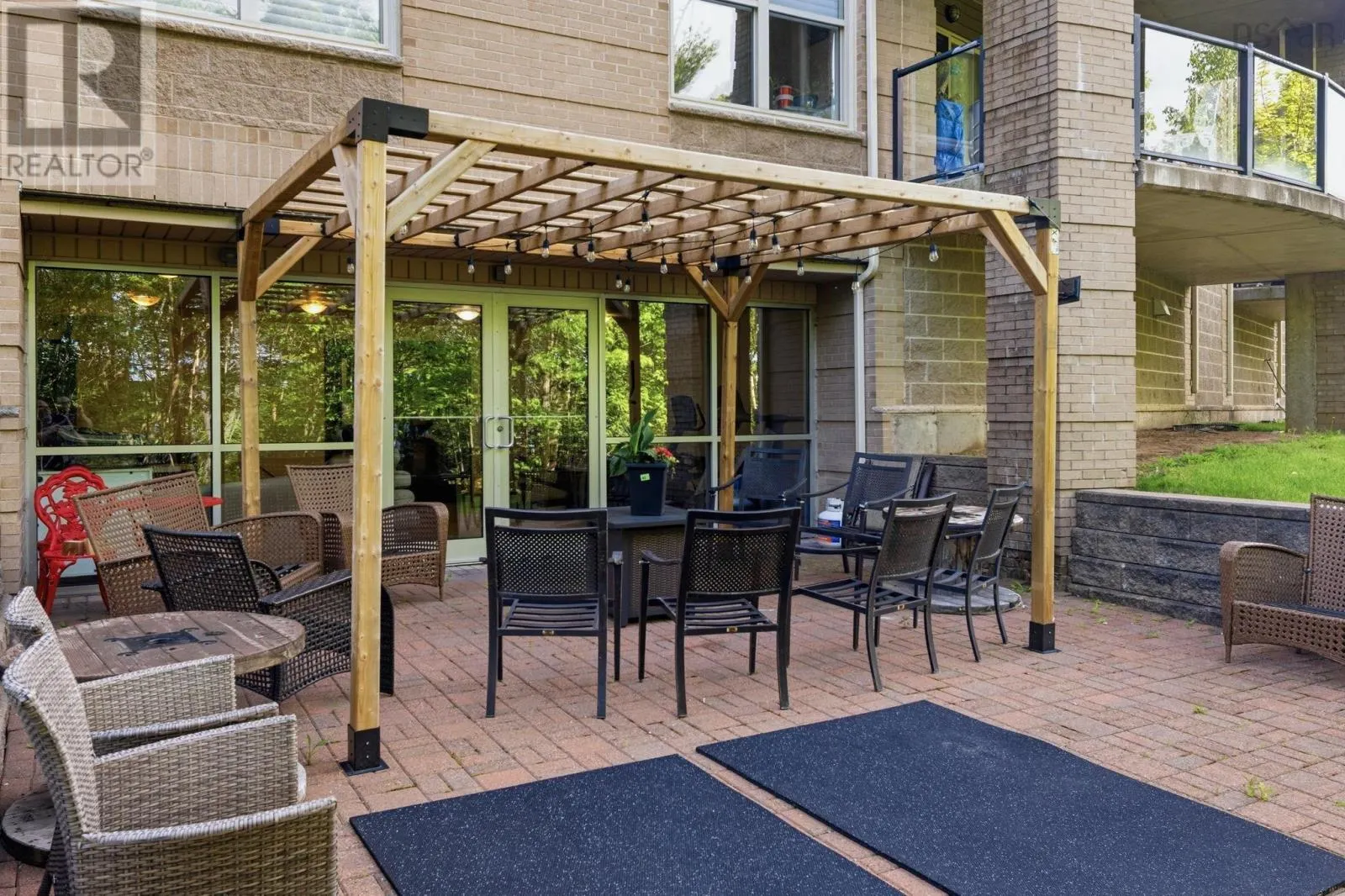 111 87 Pebblecreek Crescent