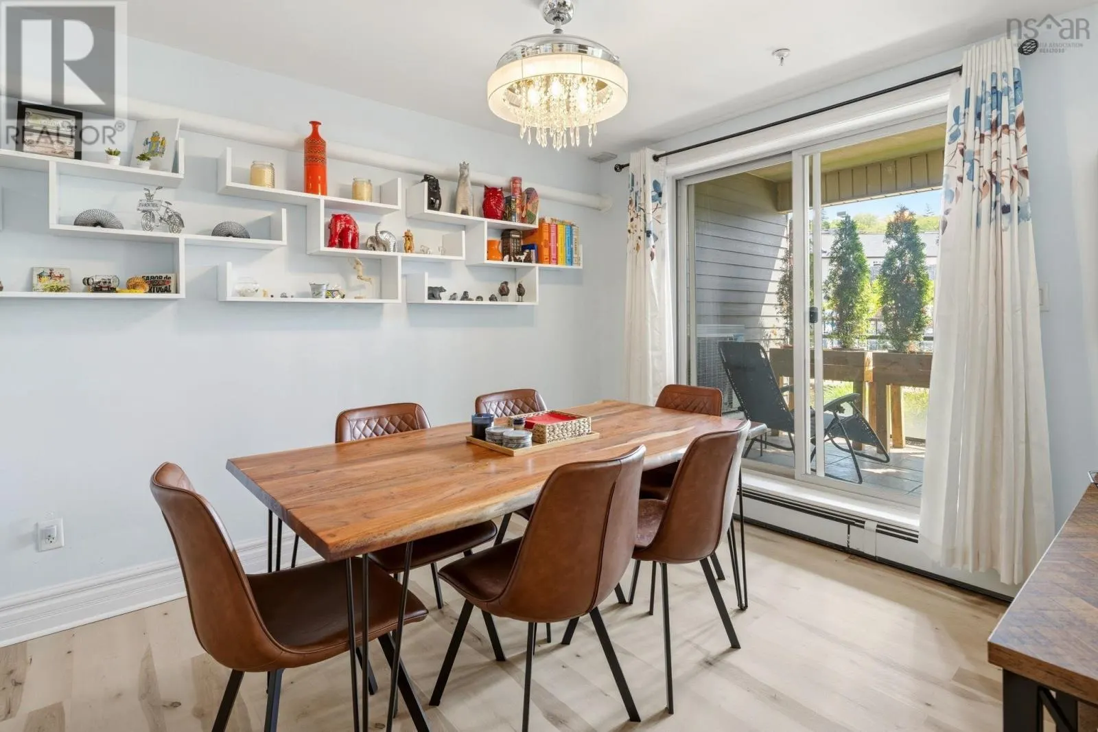 111 87 Pebblecreek Crescent